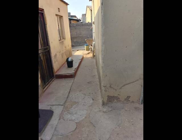 10 BEDROOM HOUSE FOR SALE IN ESIZIBA